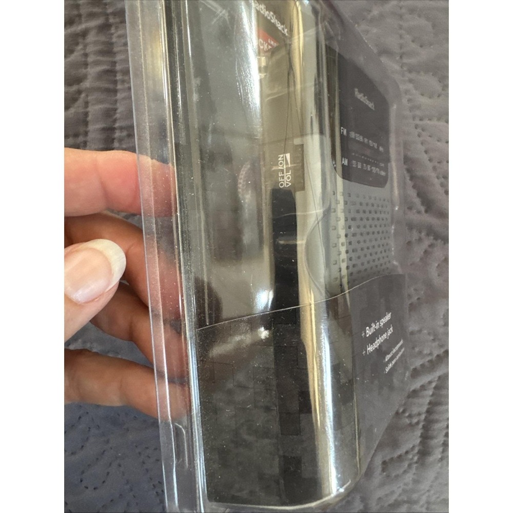 Radio Shack Vintage AM FM Pocket Radio Model 1200586 - Brand New Factory Sealed - Picture 3 of 5
